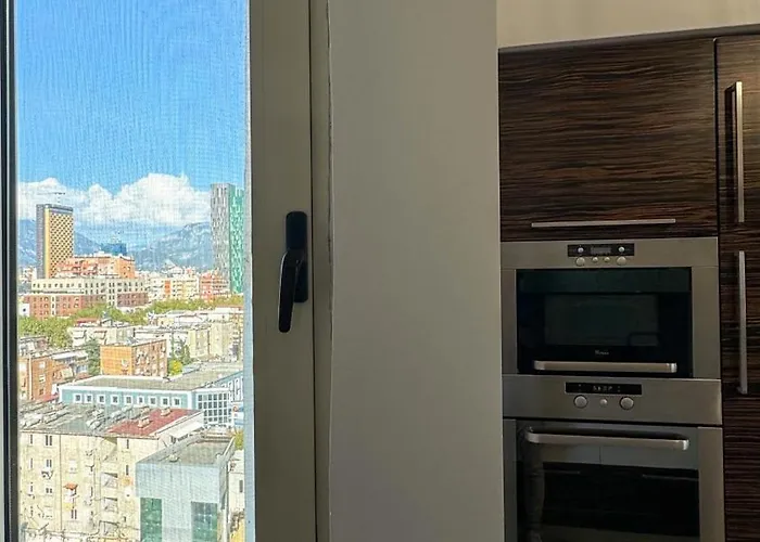 Urban Serenity Skyline Premium - Blloku ティラナ